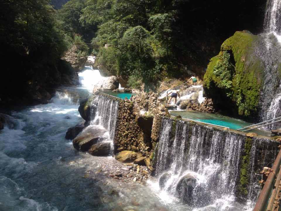 里温泉瀑布位于四川凉山州西昌市,同时也是螺髻山上的最核心的景区