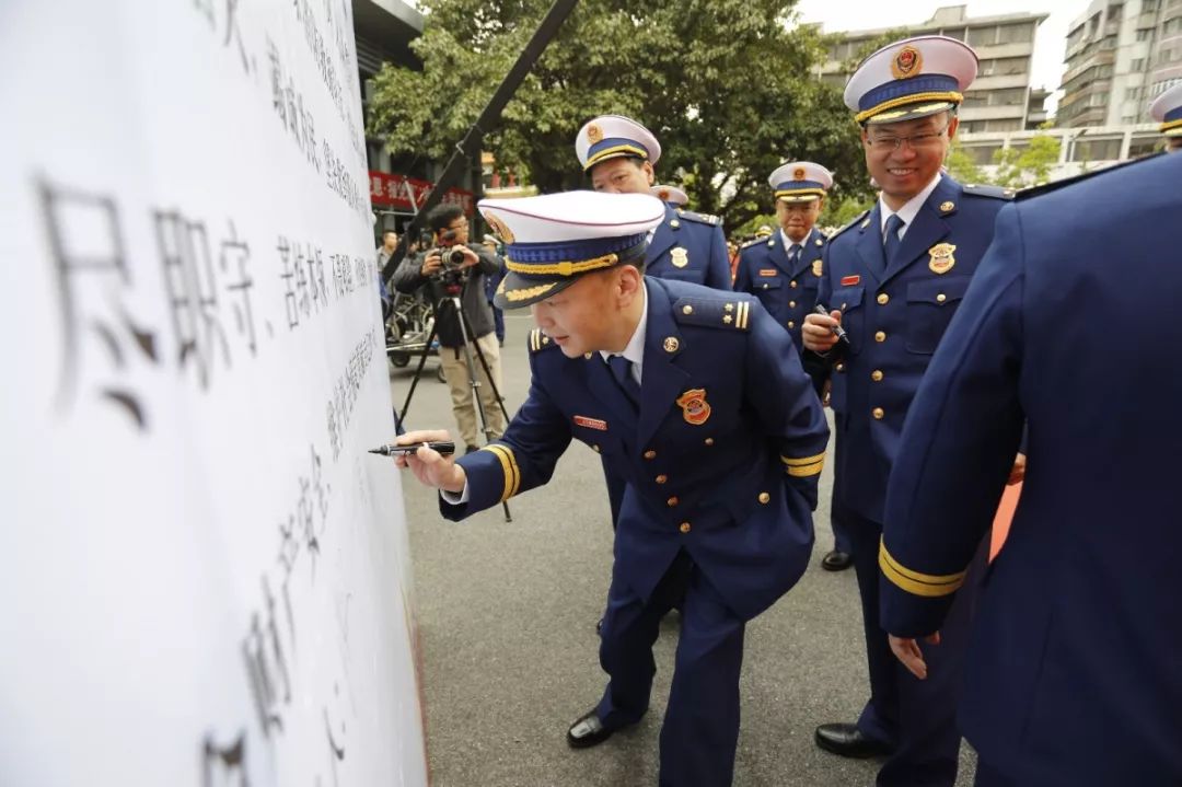 高举旗帜赓续荣光佛山市消防救援支队举行迎旗授衔和换装仪式