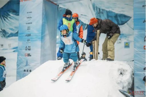 这就是西南最大的室内滑雪场—重庆际华园室内滑雪馆一年四季都可以