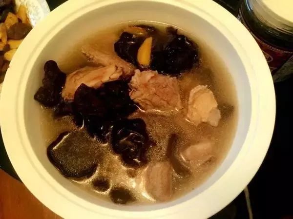 76灵芝圆肉煲鸡或煲瘦肉或煲老鸭材料:圆肉,灵芝,鸡或瘦肉或老鸭功效