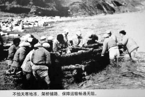 上甘岭战役，随军记者拍到一坚守坑道被美军硬拖出来的小战士