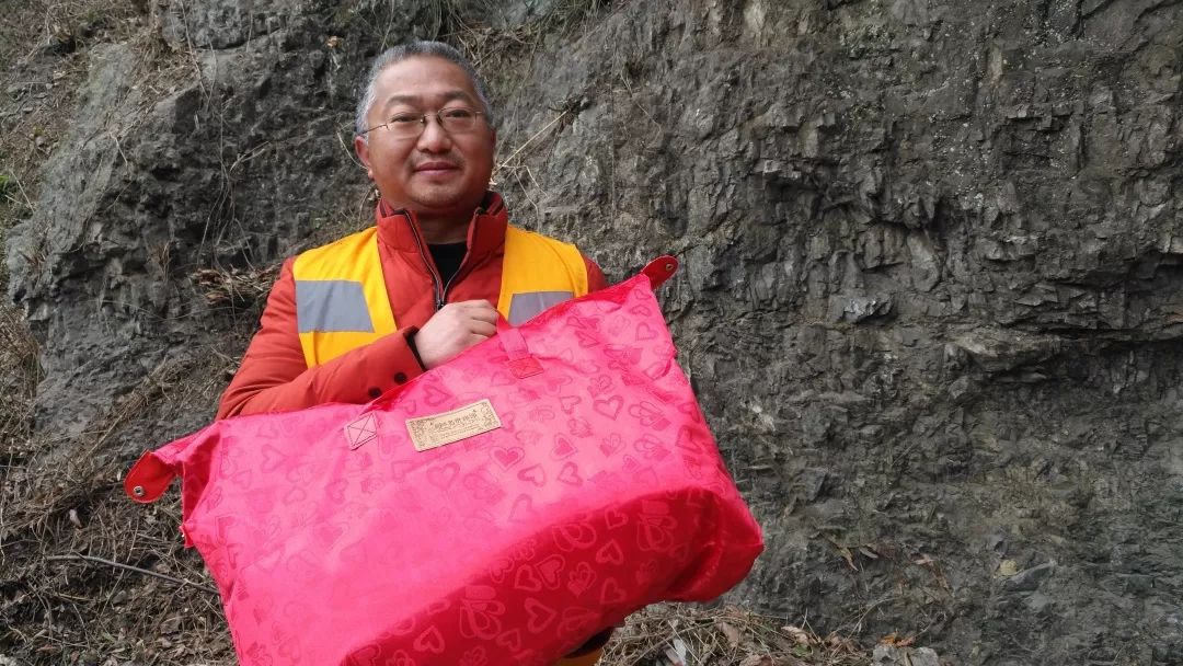 作业任务重"娘家人"来把温暖送雨雪奋战不停歇安全畅通攀高峰此次慰问