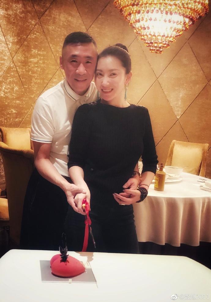 章子怡嫂子發文慶祝結婚13周年，章子男緊摟著她恩愛同框 娛樂 第3張