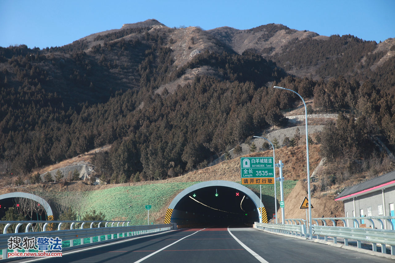 兴延段全程大概有3,4个隧道,单个隧道的长度也是比较长的,出京方向都