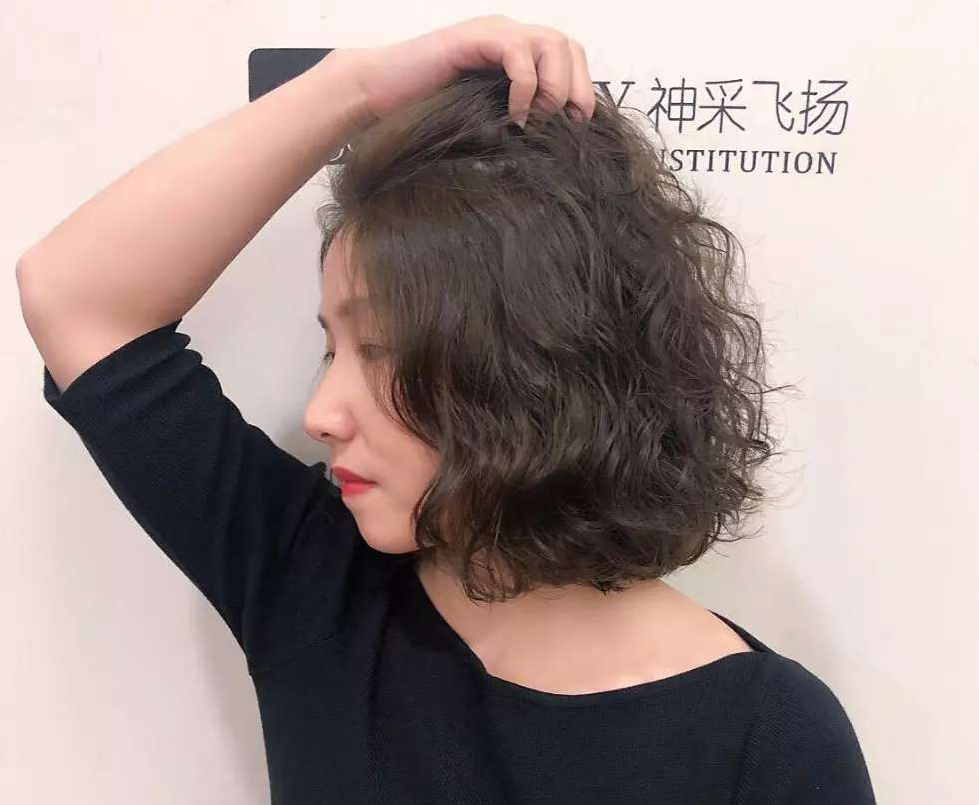 中年女性过年要烫什么样的头发可以显得年轻呢?_发型