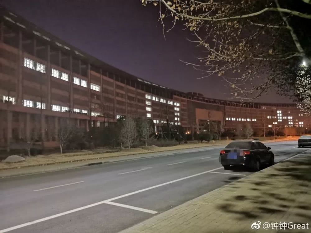 12月29日,河南中医药大学亚洲最长教学楼用60多个窗户亮灯拼出"二0一