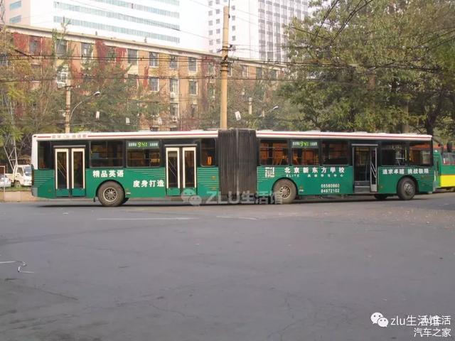 2004年11月,电车保养场的941京华巡洋舰bk6180b型公交车.