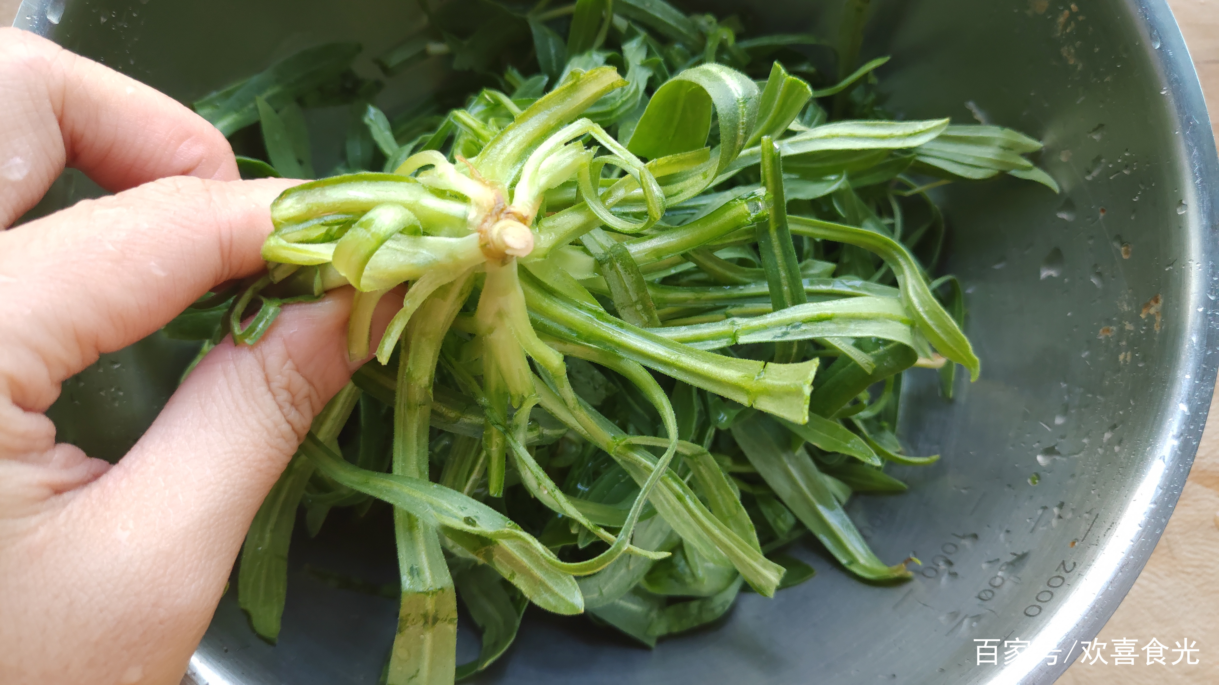 3,面粉撒进面条菜里,用筷子多翻拌几下,让面粉都包裹住面条菜.