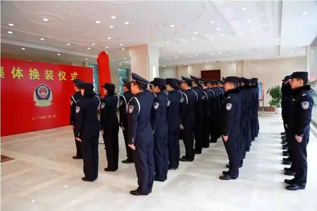 聚焦|脱下军服换警服 湖北移民警察首次亮相