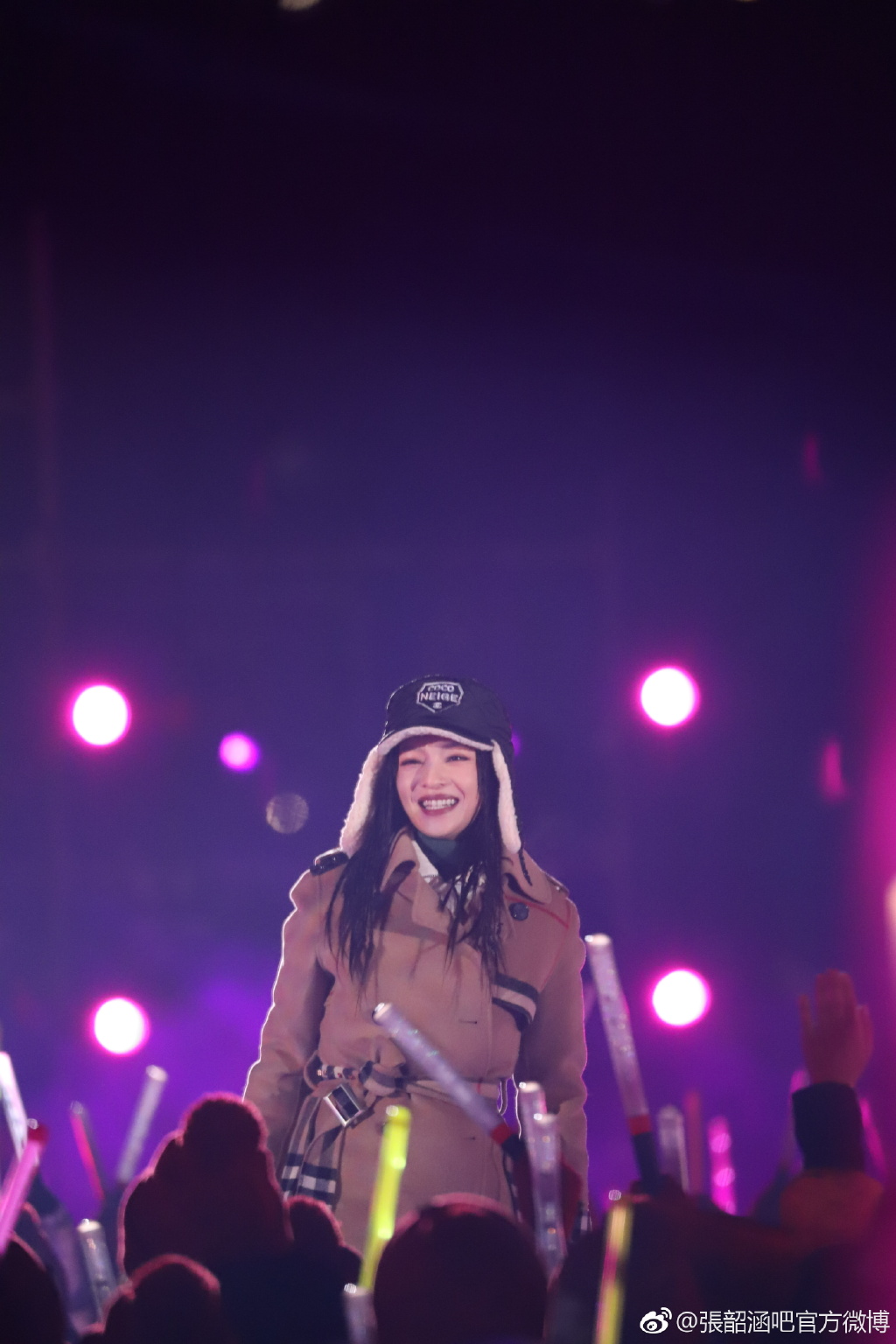 张韶涵的跨年演唱会造型美呆了，戴上帽子保暖又时髦，气质非凡