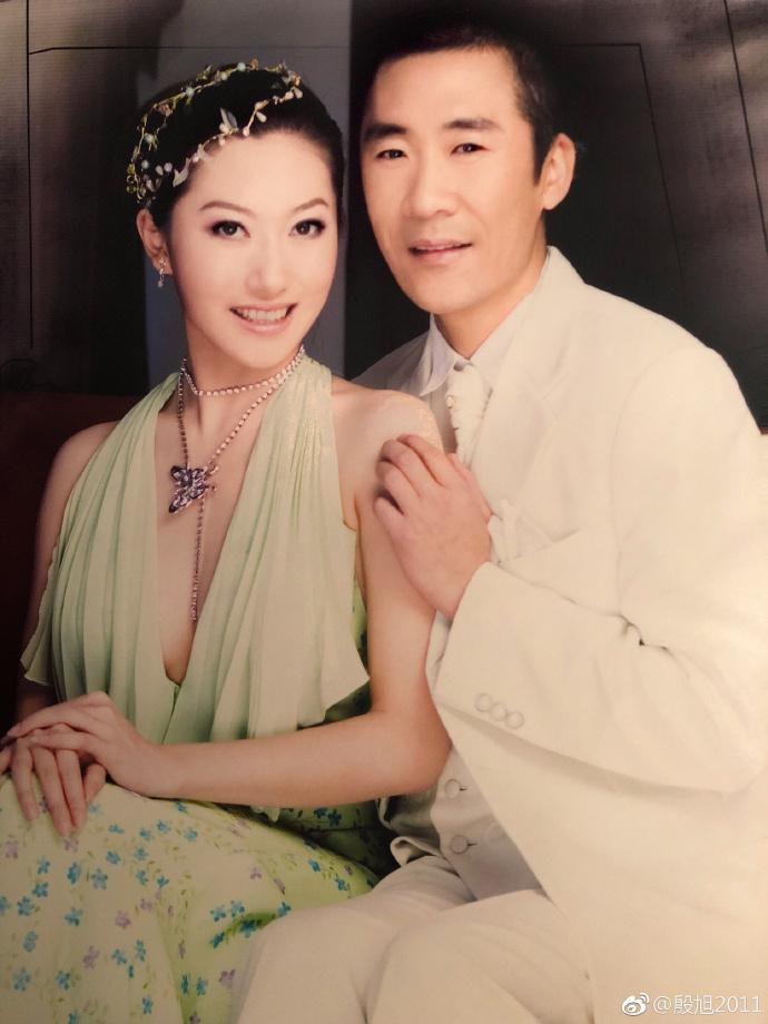 章子怡嫂子發文慶祝結婚13周年，章子男緊摟著她恩愛同框 娛樂 第2張