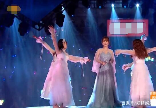 楊紫跨年獻唱《不染》，一身薄紗長裙被何炅、謝娜大讚：好仙啊！ 娛樂 第14張