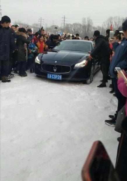 趙本山穿著喜慶，開豪車現身滑雪場，保鏢跟隨引群眾圍觀