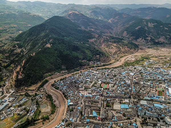 漾濞县城四面环山,漾濞江从其中流过.澎湃新闻记者 张呈君 摄