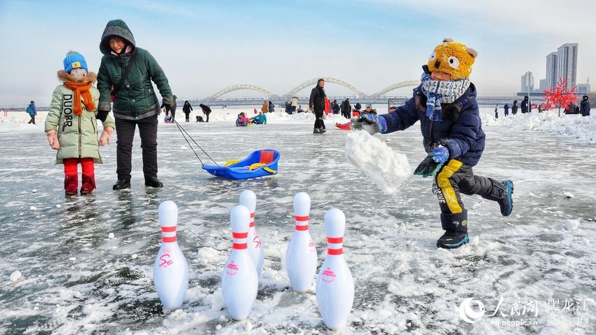 2019哈尔滨江上大众冰雪嘉年华启幕公益项目让游客尽情玩冰戏雪