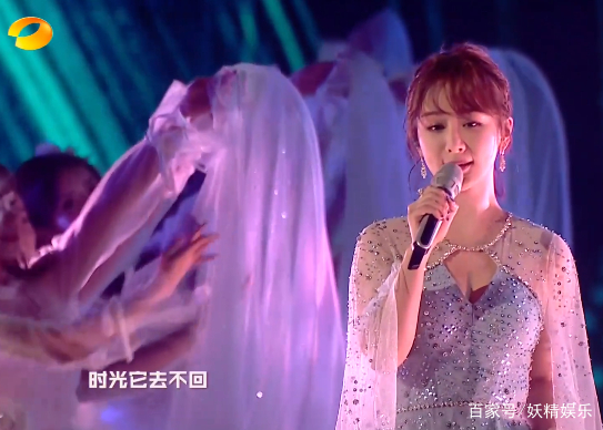 楊紫跨年獻唱《不染》，一身薄紗長裙被何炅、謝娜大讚：好仙啊！ 娛樂 第8張