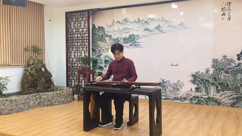 江苏著名青年古琴演奏家斫琴师王先宏助力世界汉字节