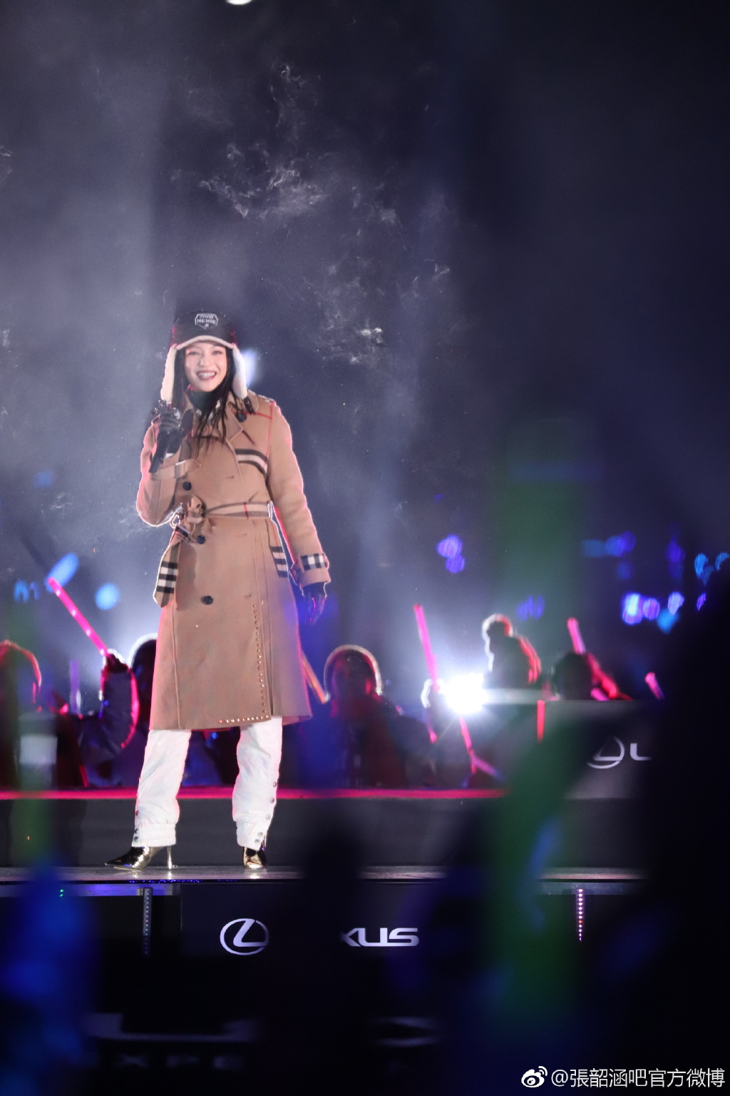 张韶涵的跨年演唱会造型美呆了，戴上帽子保暖又时髦，气质非凡-爱搭网