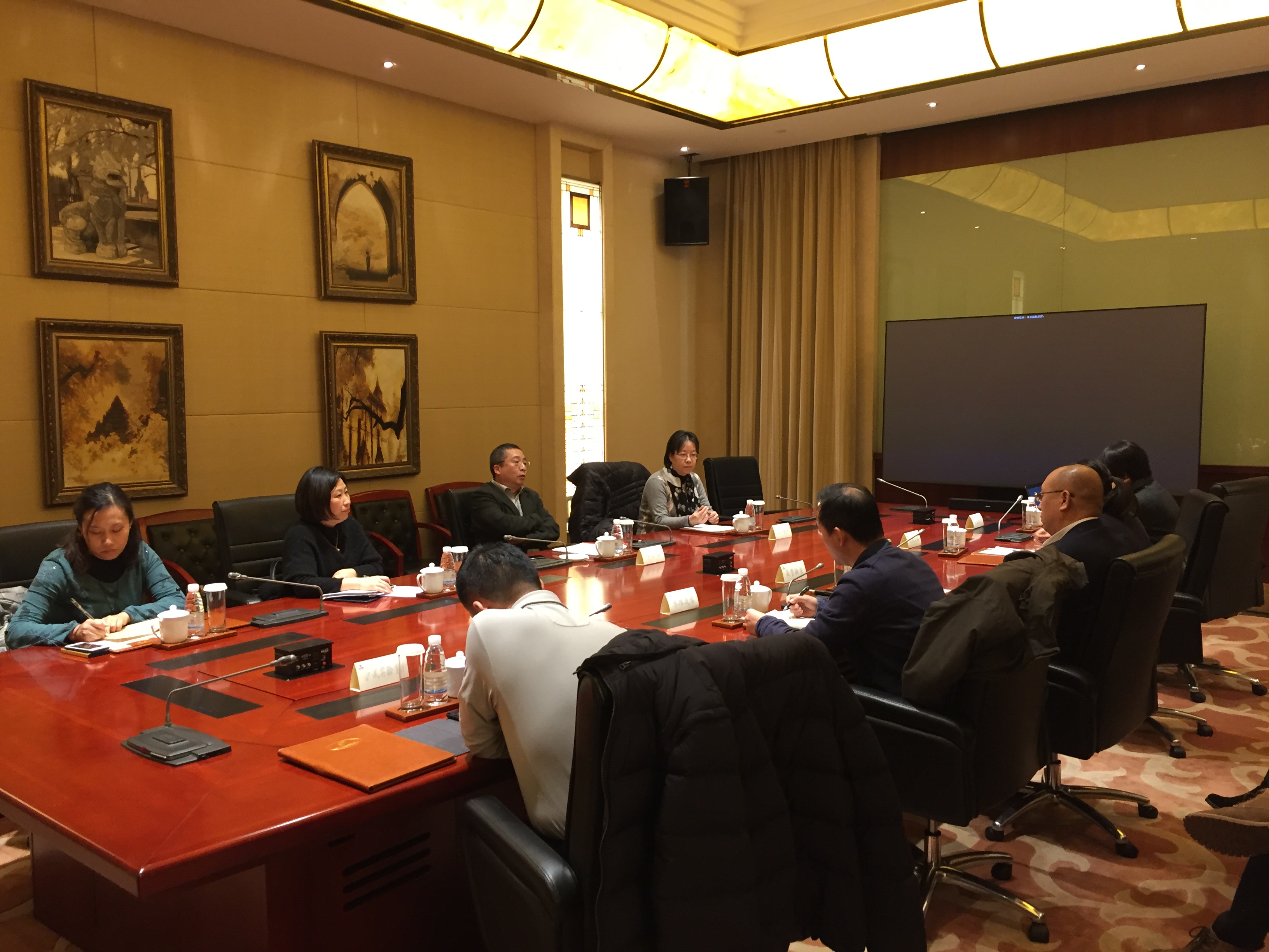 静安区副区长邓小东与民营企业座谈交流晶赞科技ceo汤奇峰代表大数据