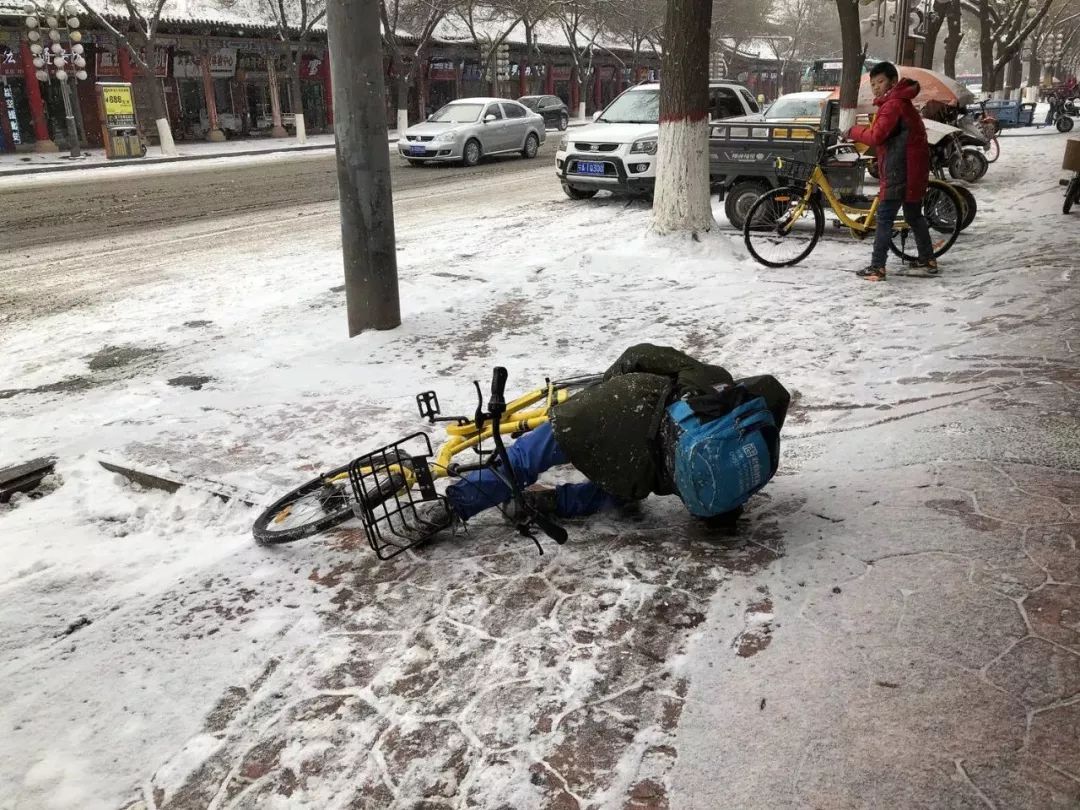 雪天骑车,要选择无冰冻,雪层浅的平坦路面,不要猛捏车闸,不急拐弯