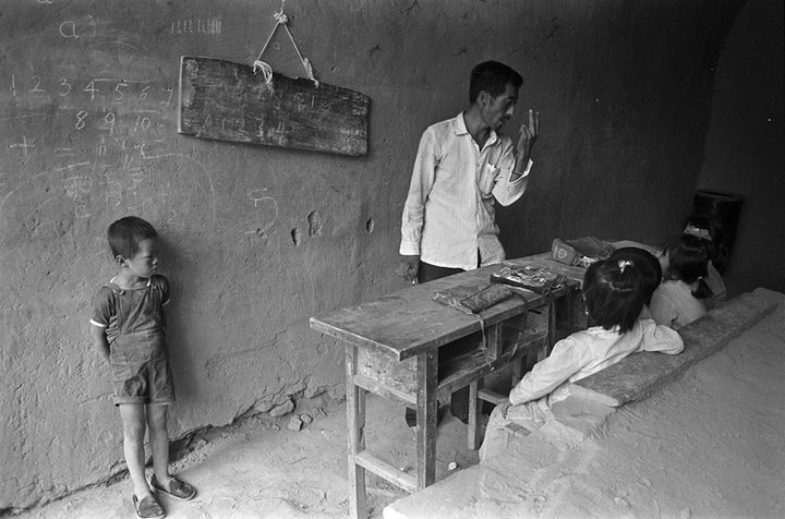 90年代贫困山区儿童照片:条件艰苦,眼睛充满对知识的渴望