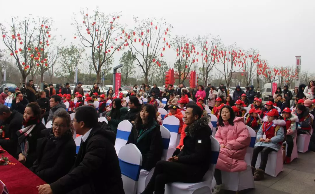 副总经理胡丽女士,连锁分公司总经理谢君霞女士分别做桃花流水臭鳜鱼