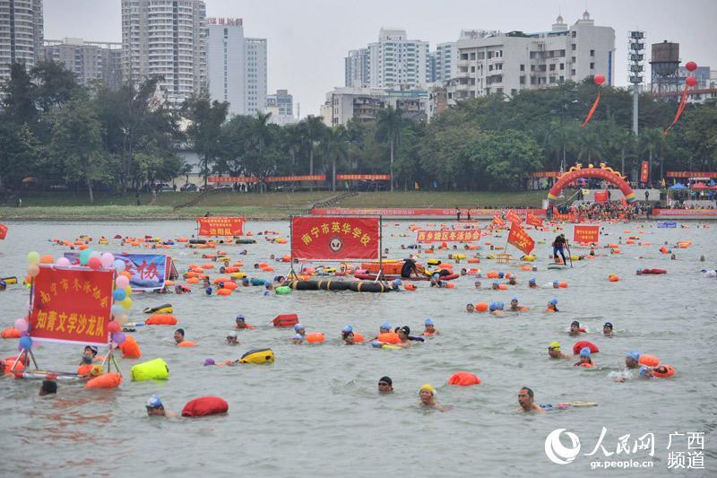 广西南宁:冬泳邕江迎新年_游泳