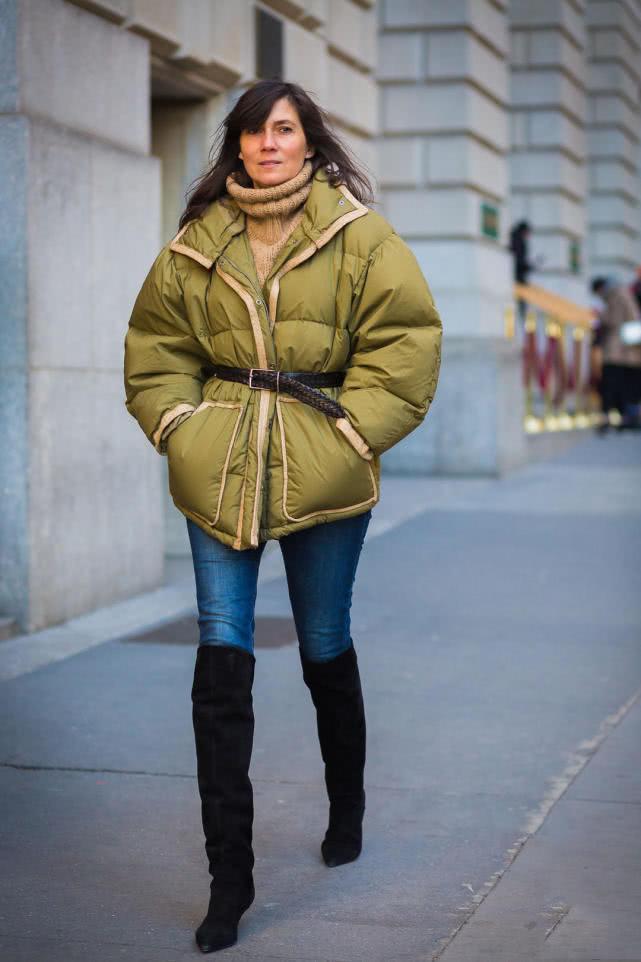 羽绒服皮裤怎么搭_皮裤美女