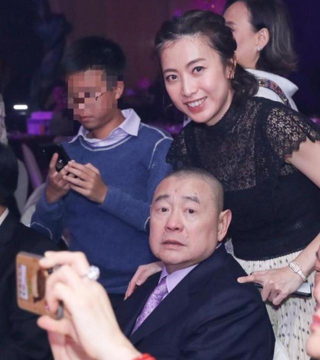 67歲劉鑾雄參加許傢印跨年派對，罕見攜帶甘比母女，合照暴露原因