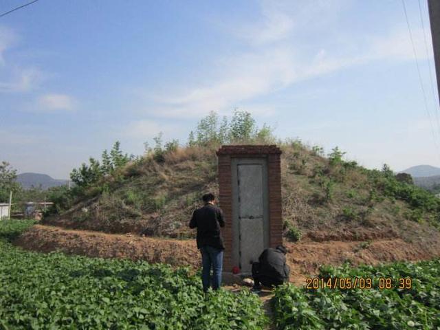 刘邦和项羽墓对比，一座傍山依水雄伟壮观，一座杂草丛生无人看守