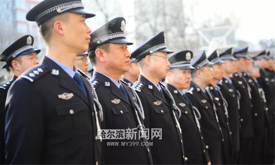 穿上人民警察制服,以崭新的面貌,昂扬的斗志投入到移民管理和边境管理