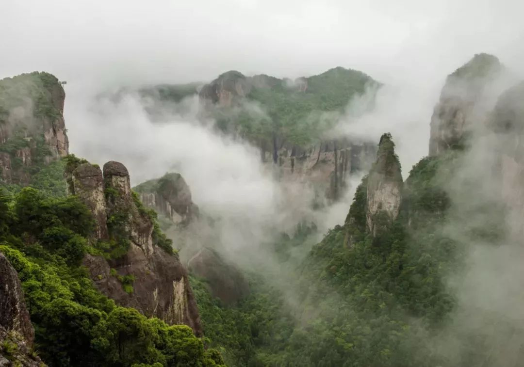 上天姥山的小道都比较陡峭,清晨烟雾缭绕,非常适合看日出.