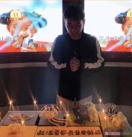 王思聪三十一岁生日许愿图曝光六块生日蛋糕九根生日蜡烛