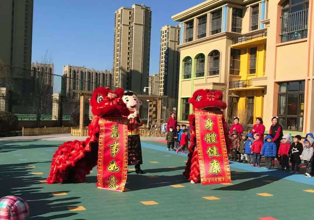 日朝花幼儿园御景园举办了"中国娃娃中国年"宝宝小庙会师生庆新年活动