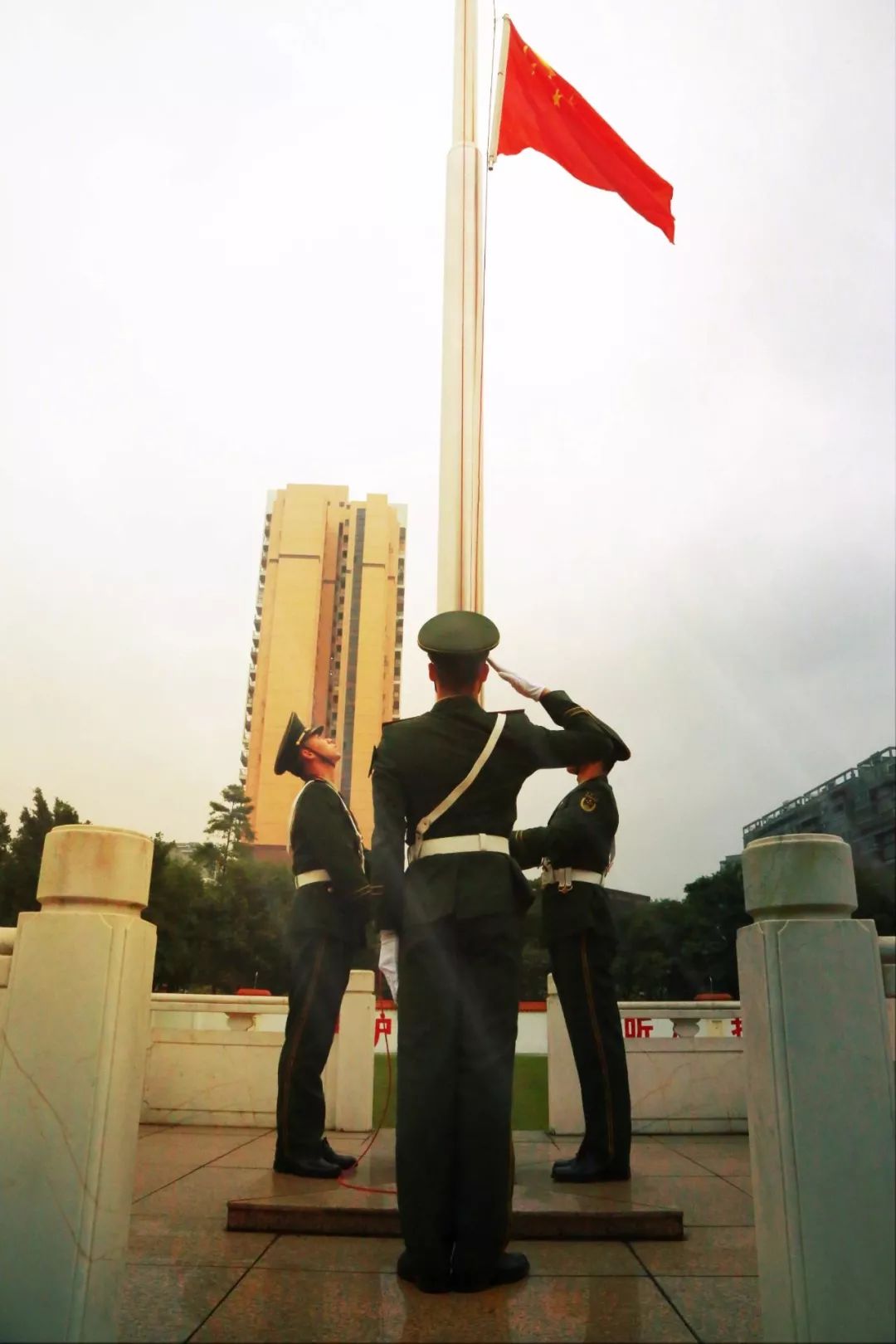 "嘹亮的口号回荡在广场上空,官兵们的目光聚焦在鲜红的五星红旗上,在