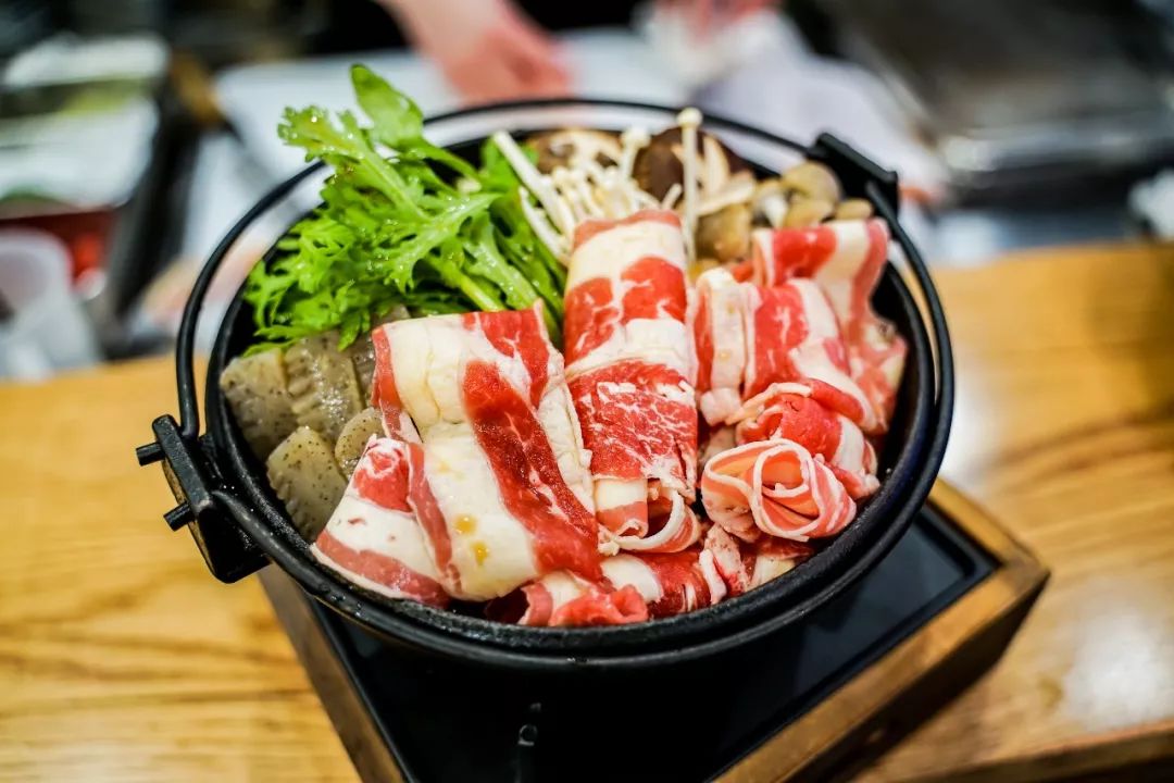 点喜庆的名字译自「すき焼き(sukiyaki)」,通俗点说,就是日式牛肉火锅