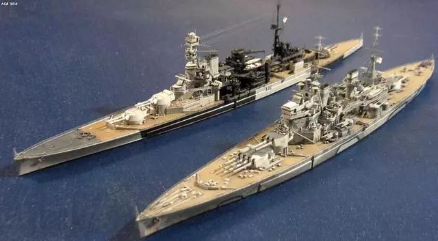 左为反击号模型 右为威尔士亲王号战列舰模型