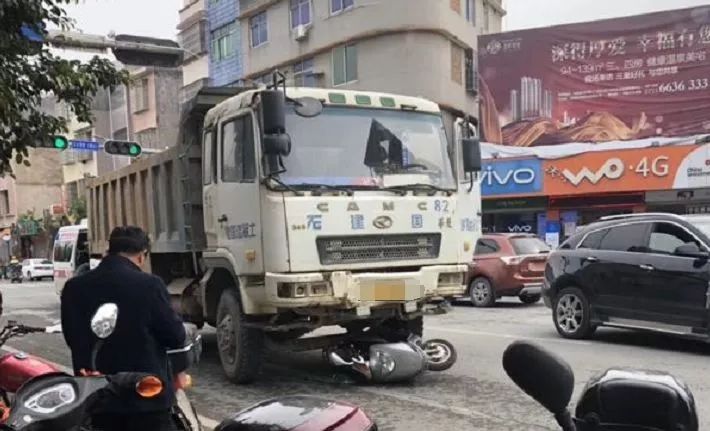 突发!梅州一母亲骑摩托载着两个小孩去学校,不幸撞上大货车,3人当场.