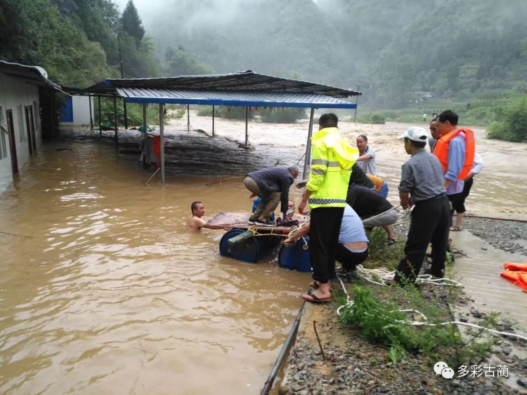 丹桂镇遭遇大雨袭击 丹桂社区主任孙远泽接到通知 由于鱼塘被毁 一位