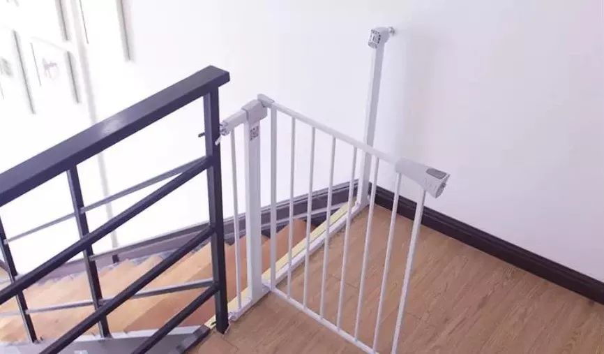 ⒎家里有楼梯的,一定要在楼梯口装上儿童防护门.