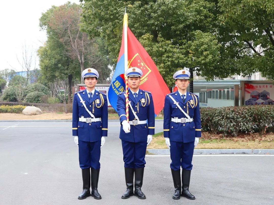 这套新的制服总体沿用 传统制式服装样式 在换装仪式现场 中国消防