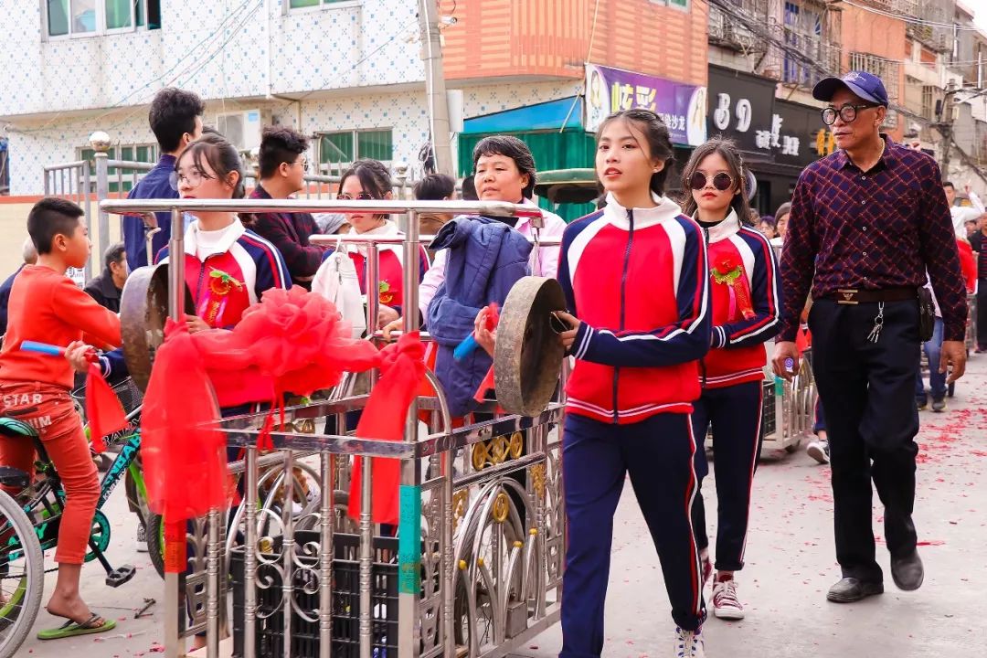 潮汕某村闹热,女生这样扛大旗.