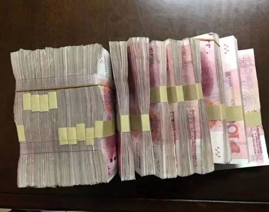 延吉一辆出租车里突然多出18万现金,是谁的?