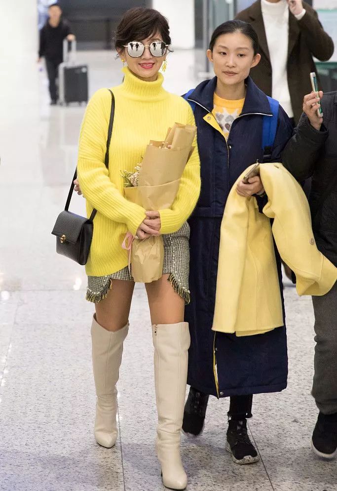 趙雅芝為了扮嫩在冬天露腿，網友：這個64歲奶奶有點潮！ 形象穿搭 第2張