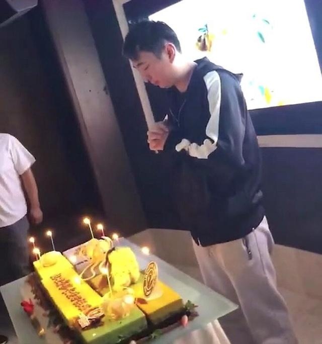 王思聪三十一岁生日许愿图曝光,六块生日蛋糕,九根生日蜡烛!