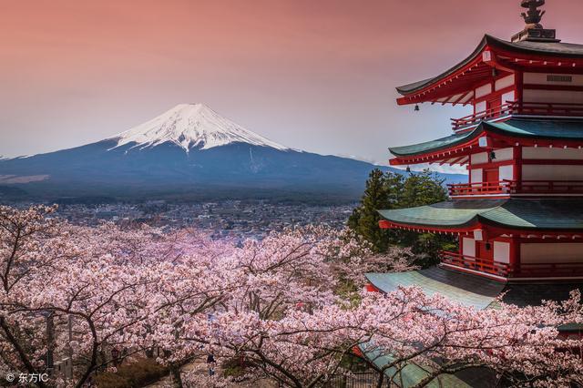 日本第一高峰富士山海拔3776米,是一座对称