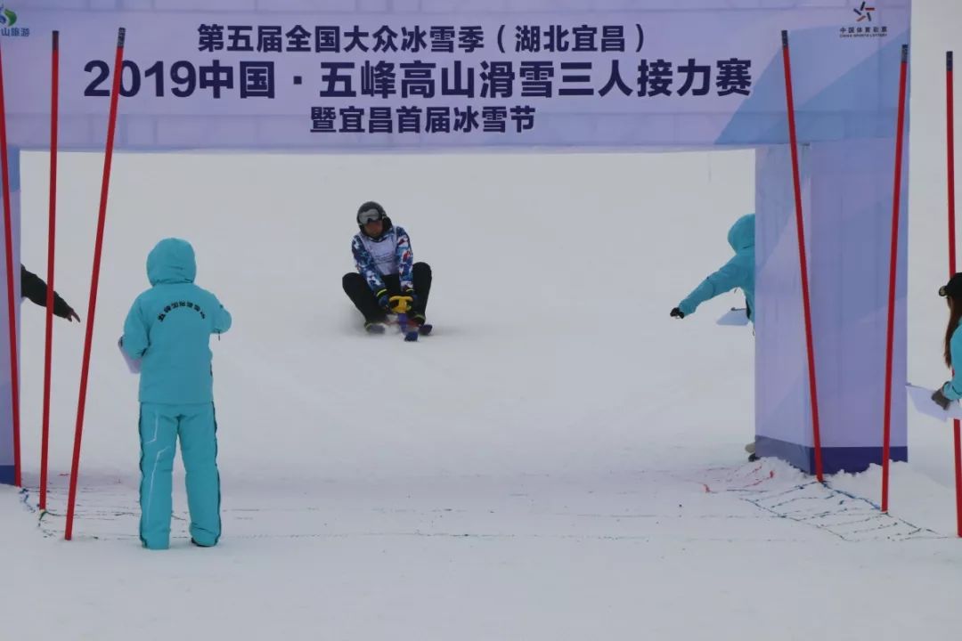 青春在滑雪场飞扬_冰雪