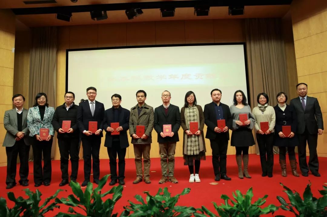 这次请学生为老师颁奖华东师大这样表彰教学名师