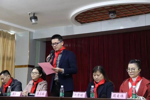 灵源街道团工委书记蔡燕双为学校少工委授牌并宣布成立