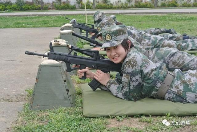 这个女军官不简单，居然在休假中斩获了一个第一！